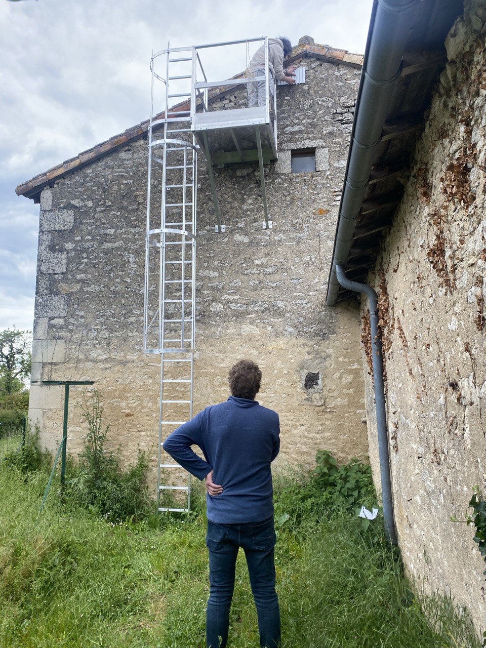 گوئن در حال علامت‌زدن و اولیویه در حال نظارت